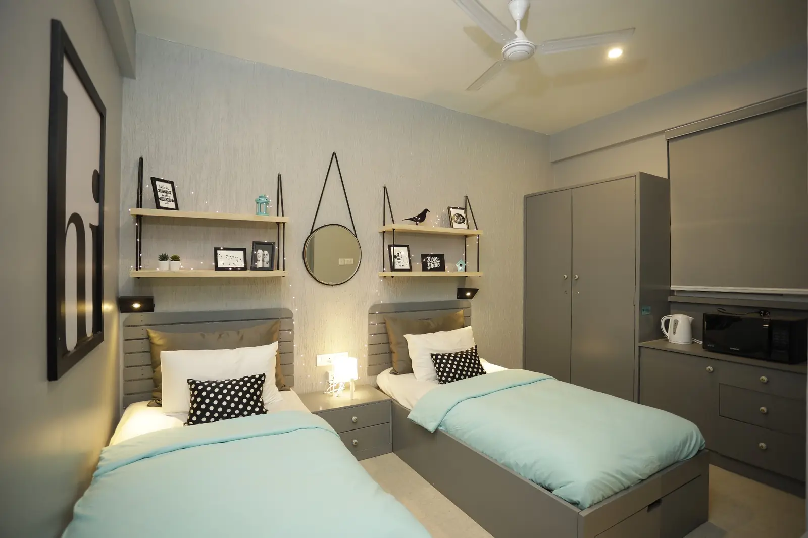 Twin room with two beds and shelves