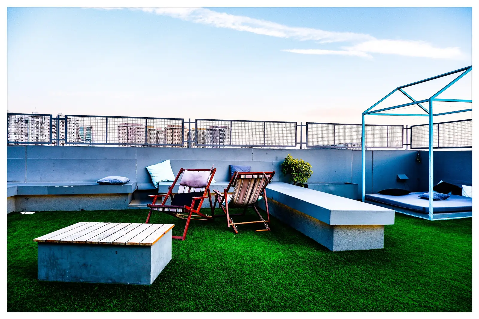 Rooftop lawn with benches and deck chairs