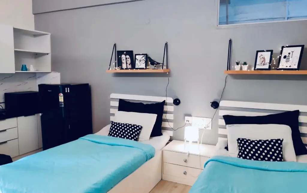 Twin room with two beds and shelves