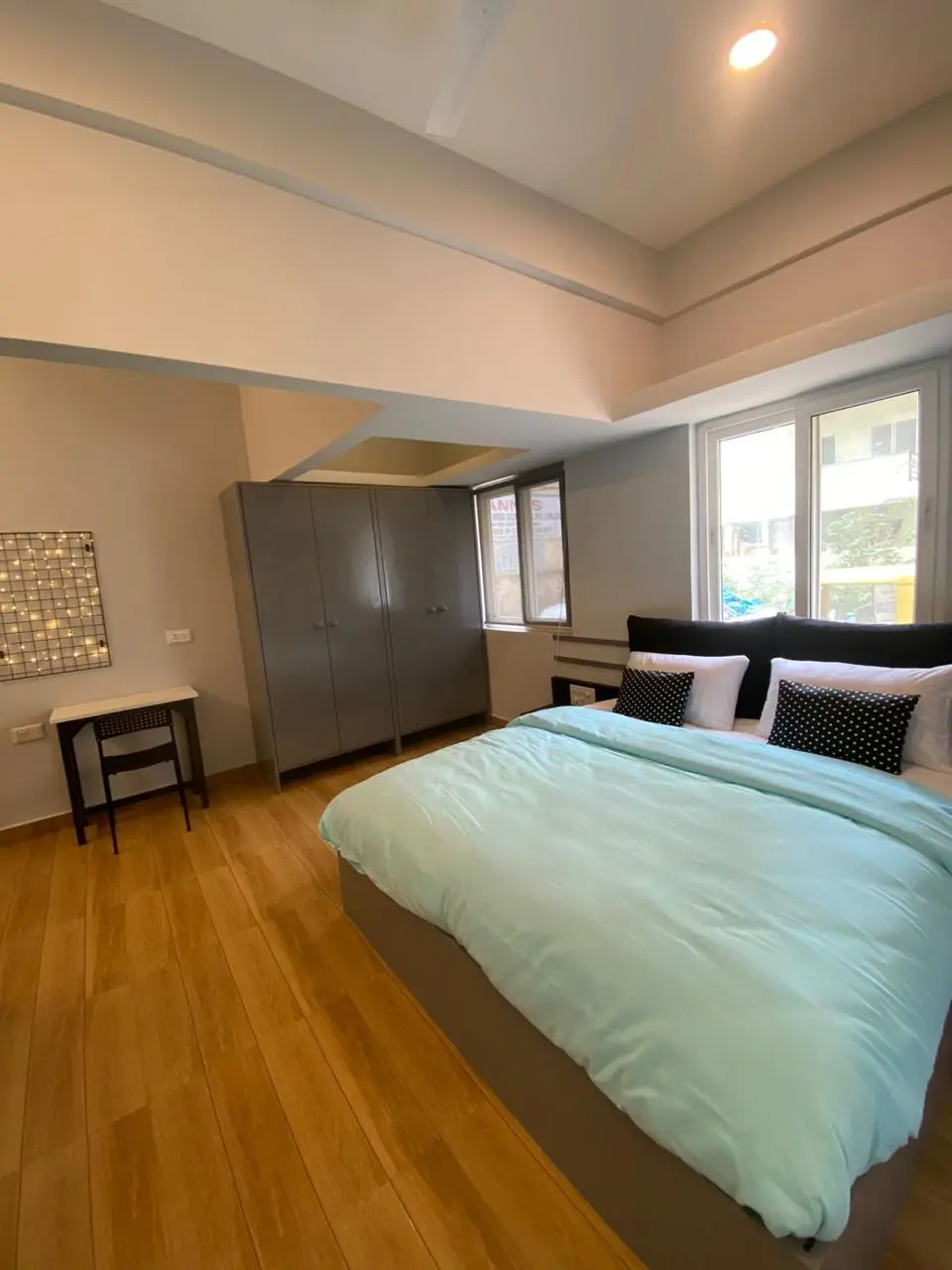 Studio with a double bed and a desk
