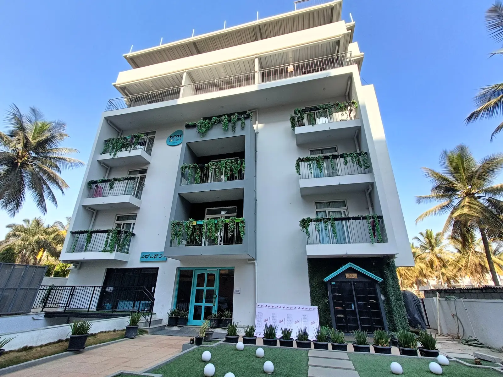 The FF21 building among palm trees