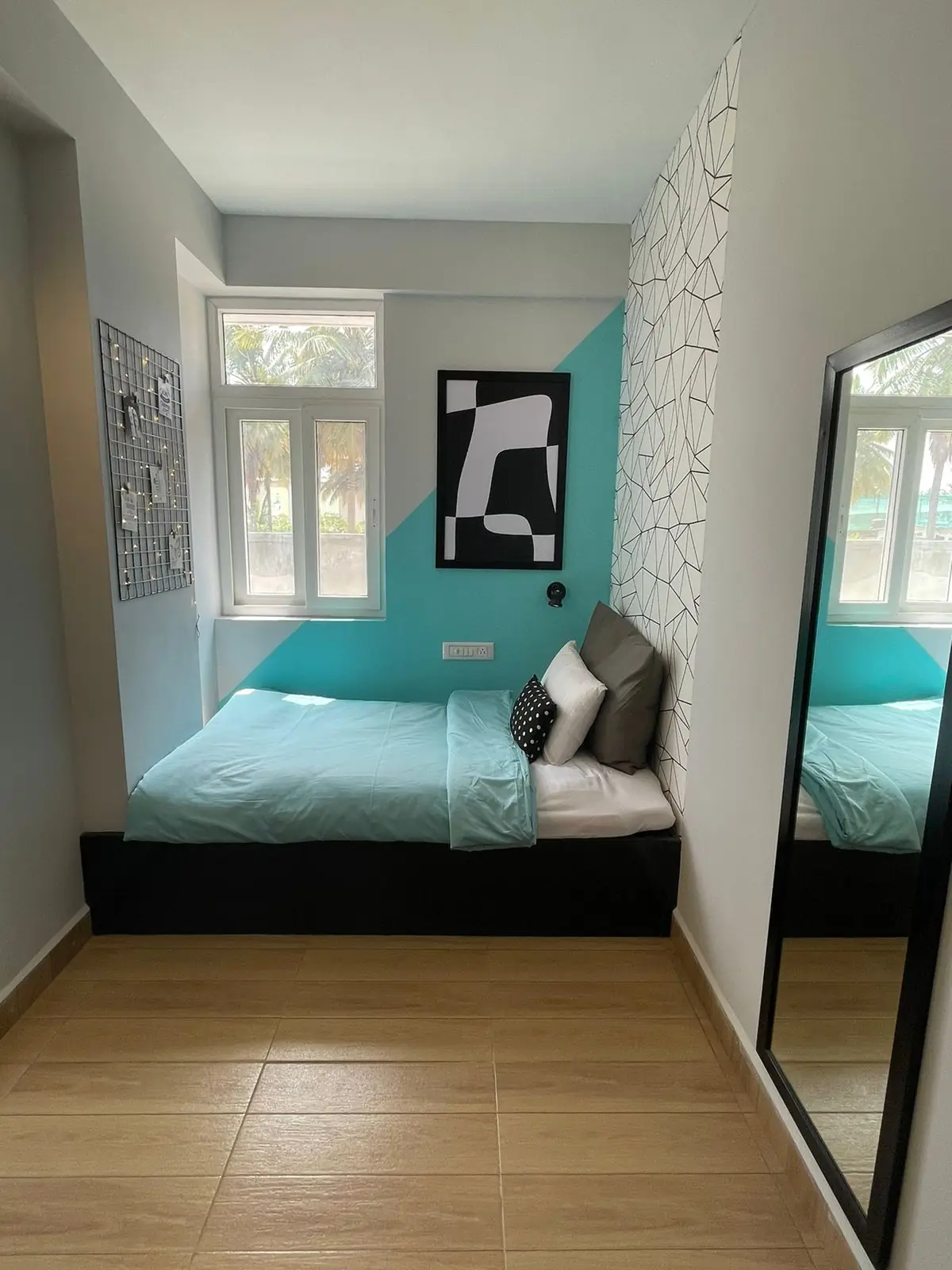 Pod with a single bed and an abstract print